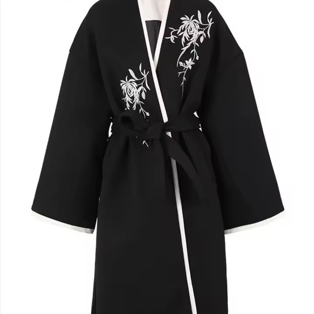 NWOT! Elegant Black Floral Embroidered Kimono Robe